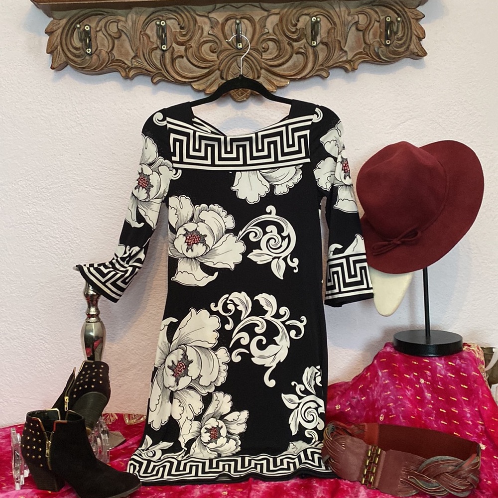 Classic White house black market dress